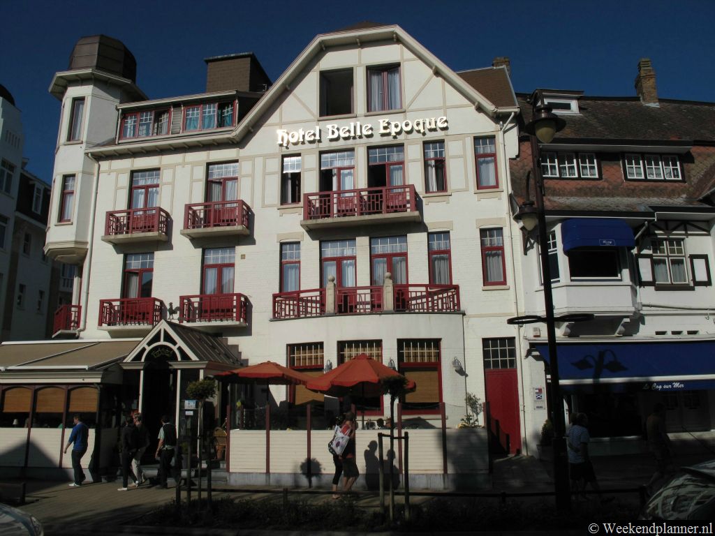 Dit is het driesterrenhotel Hotel Belle Epoque. Het hotel heeft een gezellige brasserie. Je kunt vanuit het hotel in ongeveer 10 minuten naar het strand lopen.  Tips: De mooiste hotels in de badplaats De Haan.